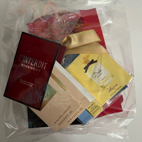 Burberry Authentic red makeup bag + 7 samples. - Picture 13 of 13